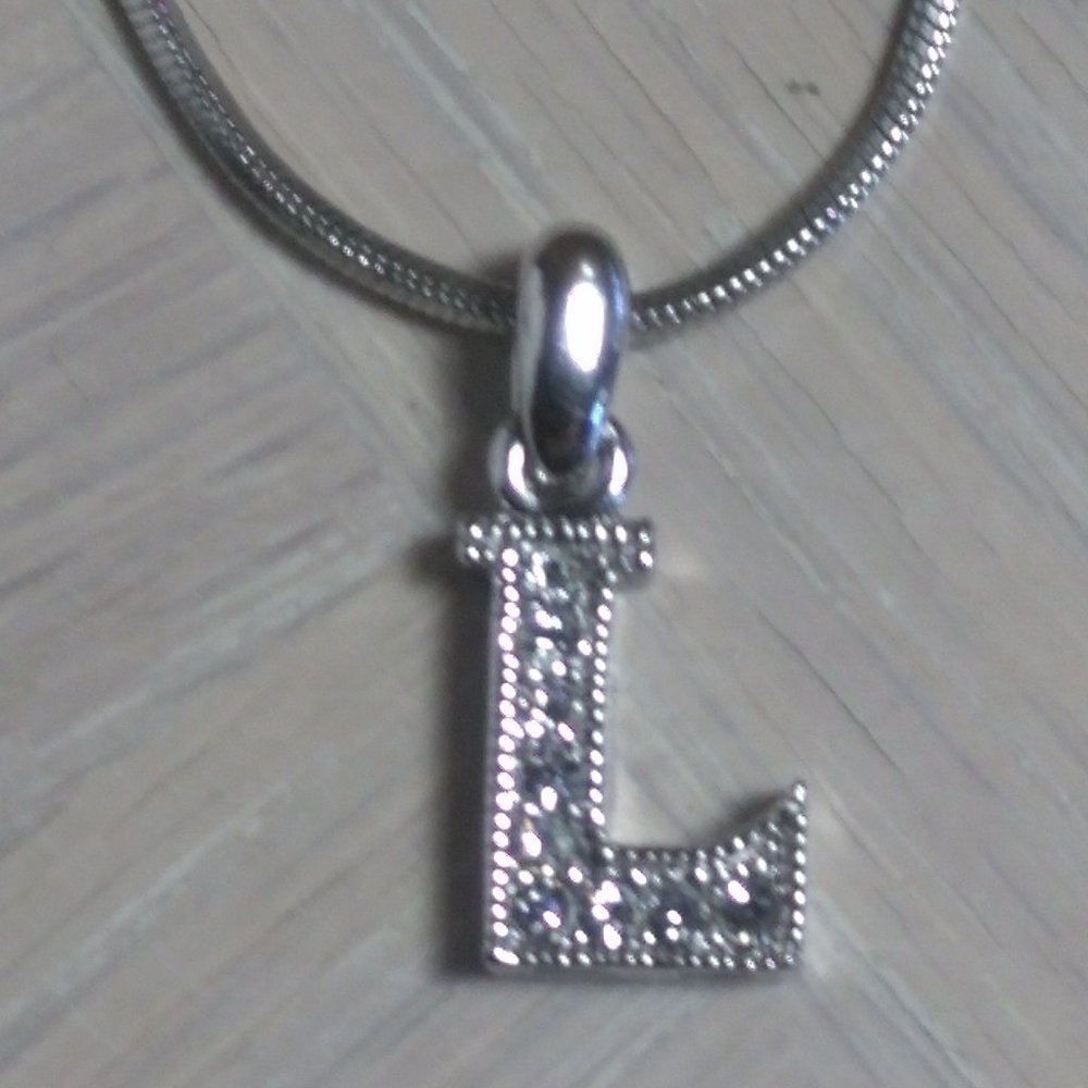 Necklace with letter "L" pendant - Picture 5 of 5